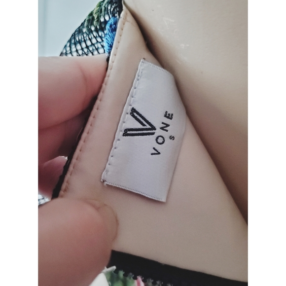 Vone Knit Embroidered Cropped Top Size Small NWT - Picture 13 of 13